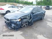 ✅ 2019 Volvo S60 R-Design • VIN: 7JRA22TM1KG005468 • Lot: 42176984. Wystawiony na IAAI z przebiegiem 73 400 mil. Bezpłatny archiwum sprzedaży aukcyjnych z USA i szczegółowy raport historii pojazdu na DreamBid. Zdjęcie 18.