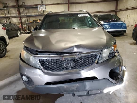 ✅ 2011 Kia Sorento LX • VIN: 5XYKT3A12BG110473 • Lot: 87236805. Wystawiony na Copart z przebiegiem 216 581 mil. Bezpłatny archiwum sprzedaży aukcyjnych z USA i szczegółowy raport historii pojazdu na DreamBid. Zdjęcie 5.