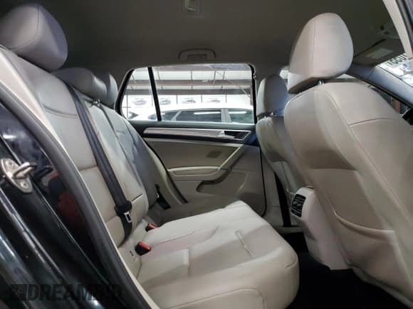 ✅ 2016 Volkswagen Golf SEL Premium • VIN: WVWPP7AU9GW905056 • Lot: 92291055. Wystawiony na Copart z przebiegiem 71 448 mil. Bezpłatny archiwum sprzedaży aukcyjnych z USA i szczegółowy raport historii pojazdu na DreamBid. Zdjęcie 10.