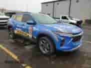 2025 Chevrolet Trax LT z VIN KL77LHEP5SC043418, wystawiony jako Copart lot #81254775 z przebiegiem 13 629 mil mil oraz Szkoda całkowita • Salvage title. Historia ofert i sprzedaży dostępna na DreamBid. Obrazek 4.