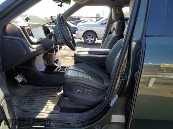 ✅ 2023 Rivian R1S Launch Edition • VIN: 7PDSGABL3PN000033 • Lot: 60131444. Wystawiony na Copart z przebiegiem 30 066 mil. Bezpłatny archiwum sprzedaży aukcyjnych z USA i szczegółowy raport historii pojazdu na DreamBid. Zdjęcie 7.