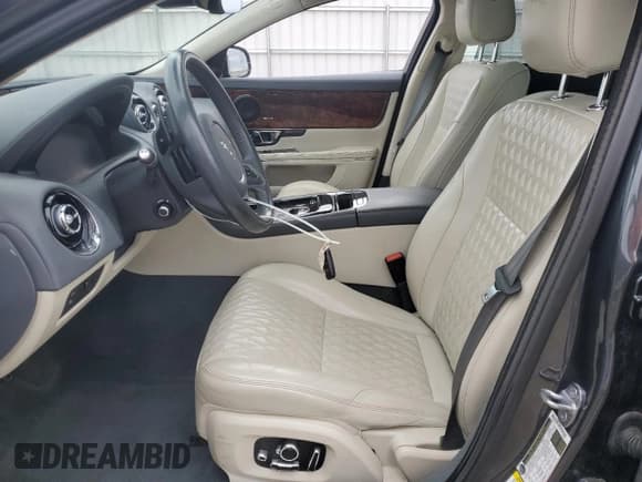 ✅ 2018 Jaguar XJ Portfolio • VIN: SAJWJ2GD9J8W15744 • Lot: 46645935. Wystawiony na Copart z przebiegiem 54 185 mil. Bezpłatny archiwum sprzedaży aukcyjnych z USA i szczegółowy raport historii pojazdu na DreamBid. Zdjęcie 7.