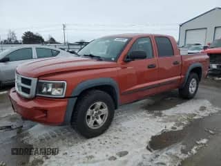 2008 Dodge Dakota z VIN 1D7HW78N28S541647, wystawiony jako Copart lot #45364905 z przebiegiem 193 724 mil mil oraz Szkoda całkowita • Salvage title. Historia ofert i sprzedaży dostępna na DreamBid. Obrazek 1.
