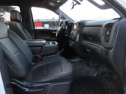 ✅ 2022 Chevrolet Silverado 1500 • VIN: 1GB5WRE71NF218522 • Lot: 92880415. Wystawiony na Copart z przebiegiem 60 747 mil. Bezpłatny archiwum sprzedaży aukcyjnych z USA i szczegółowy raport historii pojazdu na DreamBid. Zdjęcie 5.