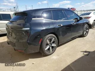 ✅ 2023 BMW iX xDrive50 • VIN: WB523CF04PCL57730 • Lot: 44370183. Wystawiony na Copart z przebiegiem 5 038 mil. Bezpłatny archiwum sprzedaży aukcyjnych z USA i szczegółowy raport historii pojazdu na DreamBid. Zdjęcie 3.