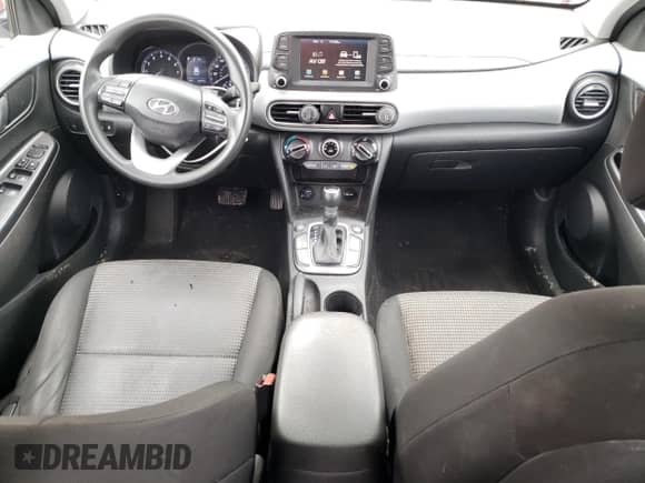 2019 Hyundai Kona SE z VIN KM8K1CAA2KU280445, wystawiony jako Copart lot #82716015 z przebiegiem 86 415 mil mil oraz Czysty tytuł • Clean title. Historia ofert i sprzedaży dostępna na DreamBid. Obrazek 8.