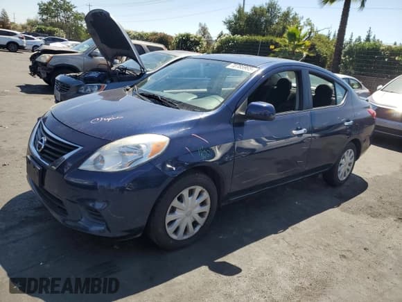 ✅ 2013 Nissan Versa S • VIN: 3N1CN7AP5DL880563 • Lot: 70785965. Wystawiony na Copart z przebiegiem 128 377 mil. Bezpłatny archiwum sprzedaży aukcyjnych z USA i szczegółowy raport historii pojazdu na DreamBid. Zdjęcie 1.
