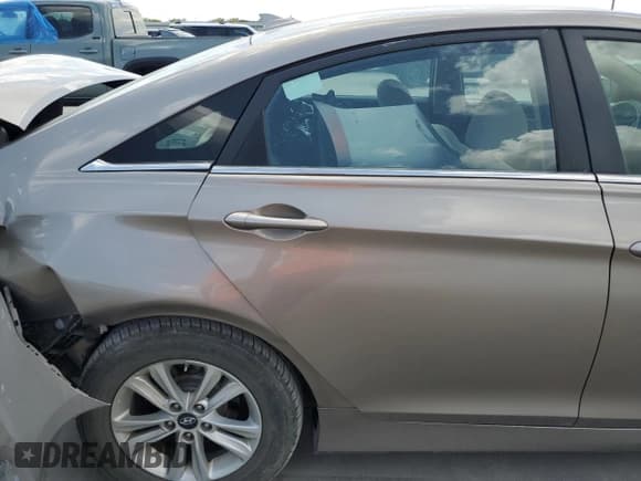 ✅ 2014 Hyundai Sonata GLS • VIN: 5NPEB4AC1EH831601 • Lot: 67735424. Listed on Copart with 75,641 mi. Free auction sales archive from the USA and detailed vehicle history report at DreamBid. Image 10.