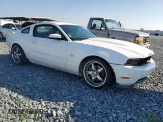 ✅ 2010 Ford Mustang GT • VIN: 1ZVBP8CH2A5115317 • Lot: 90543065. Wystawiony na Copart z przebiegiem 130 535 mil. Bezpłatny archiwum sprzedaży aukcyjnych z USA i szczegółowy raport historii pojazdu na DreamBid. Zdjęcie 4.