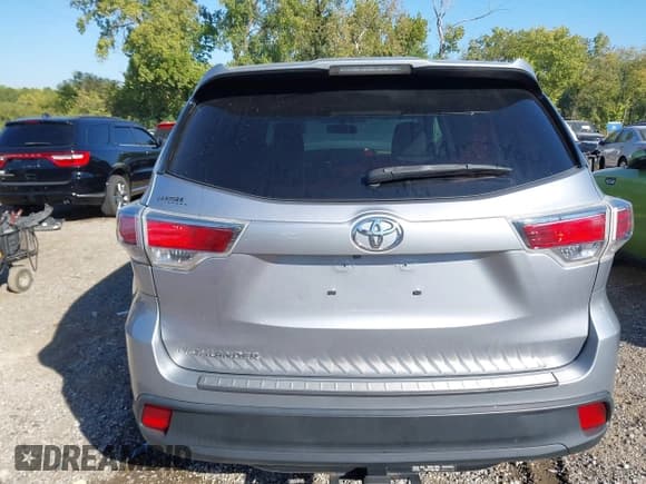 ✅ 2016 Toyota Highlander LE • VIN: 5TDZKRFH0GS177240 • Lot: 43328253. Wystawiony na IAAI z przebiegiem 75 924 mil. Bezpłatny archiwum sprzedaży aukcyjnych z USA i szczegółowy raport historii pojazdu na DreamBid. Zdjęcie 17.