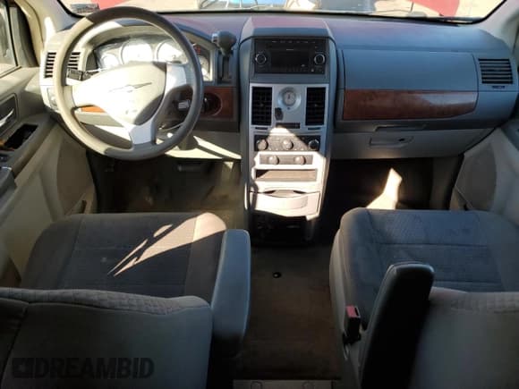 ✅ 2009 Chrysler Town & Country LX • VIN: 2A8HR44E79R561233 • Lot: 90705535. Wystawiony na Copart z przebiegiem 244 257 mil. Bezpłatny archiwum sprzedaży aukcyjnych z USA i szczegółowy raport historii pojazdu na DreamBid. Zdjęcie 8.