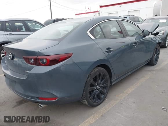 ✅ 2024 Mazda 3 S Carbon Edition • VIN: 3MZBPBCM9RM415159 • Lot: 41309145. Wystawiony na IAAI z przebiegiem 4 492 mil. Bezpłatny archiwum sprzedaży aukcyjnych z USA i szczegółowy raport historii pojazdu na DreamBid. Zdjęcie 4.