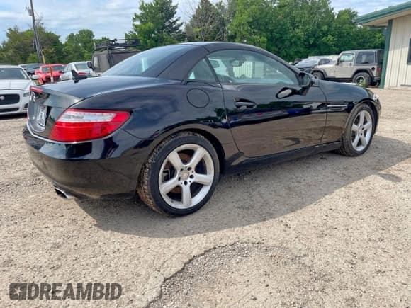 ✅ 2015 Mercedes-Benz SLK 250 • VIN: WDDPK4HA1FF098934 • Лот: 63124575. Опубликован ранее на Copart с пробегом 75 655 миль. Бесплатный доступ к архиву аукционных продаж из США и подробный отчёт об истории автомобиля на DreamBid. Изображение 4.