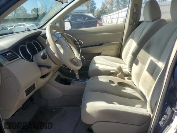 ✅ 2007 Nissan Versa S • VIN: 3N1BC11E47L439475 • Лот: 86699275. Опубликован ранее на Copart с пробегом 135 233 миль. Бесплатный доступ к архиву аукционных продаж из США и подробный отчёт об истории автомобиля на DreamBid. Изображение 7.