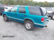 ✅ 1996 Chevrolet Blazer • VIN: 1GNDT13W3T2305670 • Lot: 43289049. Wystawiony na IAAI z przebiegiem 162 629 mil. Bezpłatny archiwum sprzedaży aukcyjnych z USA i szczegółowy raport historii pojazdu na DreamBid. Zdjęcie 3.