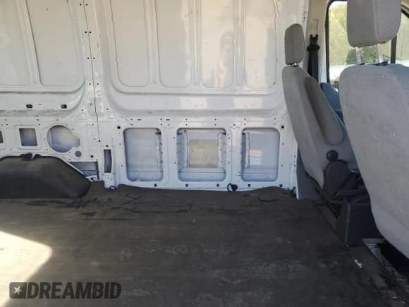 ✅ 2015 Ford Transit Cargo • VIN: 1FTYR1CM9FKA24727 • Lot: 82521945. Wystawiony na Copart z przebiegiem 214 051 mil. Bezpłatny archiwum sprzedaży aukcyjnych z USA i szczegółowy raport historii pojazdu na DreamBid. Zdjęcie 11.