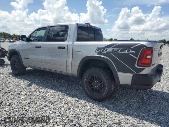 2025 Ram 1500 Rebel z VIN 1C6SRFLP5SN521500, wystawiony jako Copart lot #67063795 z przebiegiem 15 845 mil mil oraz Szkoda całkowita • Salvage title. Historia ofert i sprzedaży dostępna na DreamBid. Obrazek 2.