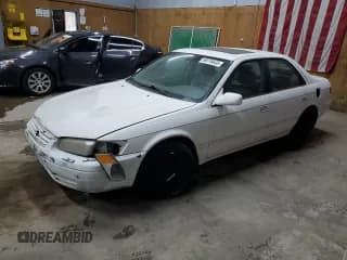 ✅ 1997 Toyota Camry LE • VIN: JT2BF22K8V0079239 • Lot: 90576645. Wystawiony na Copart z przebiegiem 198 862 mil. Bezpłatny archiwum sprzedaży aukcyjnych z USA i szczegółowy raport historii pojazdu na DreamBid. Zdjęcie 1.