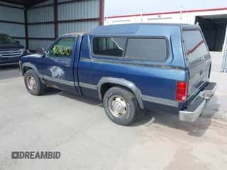 1991 Dodge Dakota z VIN 1B7GG26X3MS259618, wystawiony jako IAAI lot #42316385 z przebiegiem 174 734 mil mil oraz . Historia ofert i sprzedaży dostępna na DreamBid. Obrazek 3.