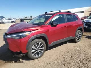 ✅ 2025 Toyota Corolla Cross XLE • VIN: 7MUDAABG5SV133924 • Лот: 84072895. Опубликован ранее на Copart с пробегом 7 682 миль. Бесплатный доступ к архиву аукционных продаж из США и подробный отчёт об истории автомобиля на DreamBid. Изображение 1.