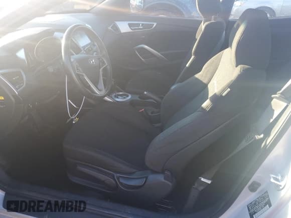 ✅ 2017 Hyundai Veloster • VIN: KMHTC6AD5HU316678 • Lot: 86390244. Wystawiony na Copart z przebiegiem 54 243 mil. Bezpłatny archiwum sprzedaży aukcyjnych z USA i szczegółowy raport historii pojazdu na DreamBid. Zdjęcie 7.