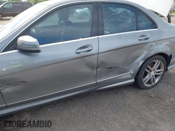 ✅ 2012 Mercedes-Benz C 300 Sport • VIN: WDDGF8BB7CR201054 • Lot: 42240771. Wystawiony na IAAI z przebiegiem 171 416 mil. Bezpłatny archiwum sprzedaży aukcyjnych z USA i szczegółowy raport historii pojazdu na DreamBid. Zdjęcie 6.