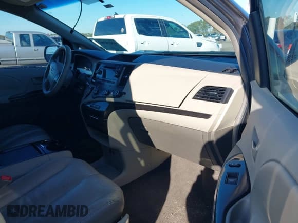 ✅ 2011 Toyota Sienna LE • VIN: 5TDKK3DCXBS039574 • Lot: 43610384. Listed on IAAI with 241,626 mi. Free auction sales archive from the USA and detailed vehicle history report at DreamBid. Image 5.