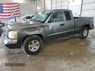 2005 Dodge Dakota SLT z VIN 1D7HE42N95S321895, wystawiony jako Copart lot #64455514 z przebiegiem 116 524 mil mil oraz Czysty tytuł • Clean title. Historia ofert i sprzedaży dostępna na DreamBid. Obrazek 1.