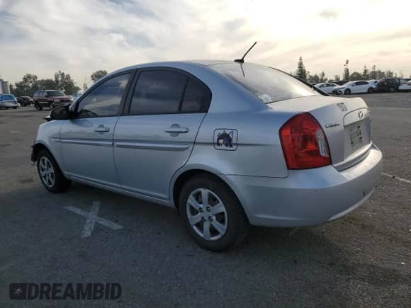 2008 Hyundai Accent GLS z VIN KMHCN46C98U234256, wystawiony jako Copart lot #83089384 z przebiegiem 153 802 mil mil oraz Szkoda całkowita • Salvage title. Historia ofert i sprzedaży dostępna na DreamBid. Obrazek 2.