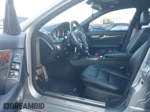 ✅ 2014 Mercedes-Benz C 250 Sport • VIN: WDDGF4HB5ER316335 • Lot: 43574865. Wystawiony na IAAI z przebiegiem 136 170 mil. Bezpłatny archiwum sprzedaży aukcyjnych z USA i szczegółowy raport historii pojazdu na DreamBid. Zdjęcie 5.