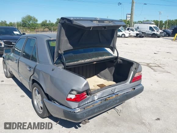 ✅ 1993 Mercedes-Benz E 320 • VIN: WDBEA32E2PB950631 • Лот: 41835262. Опубликован ранее на IAAI с пробегом 155 114 миль. Бесплатный доступ к архиву аукционных продаж из США и подробный отчёт об истории автомобиля на DreamBid. Изображение 6.