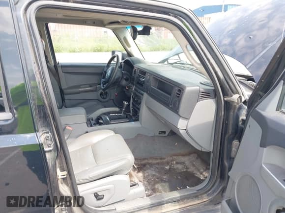 ✅ 2006 Jeep Commander • VIN: 1J8HG48K76C238097 • Lot: 42721101. Wystawiony na IAAI z przebiegiem 189 698 mil. Bezpłatny archiwum sprzedaży aukcyjnych z USA i szczegółowy raport historii pojazdu na DreamBid. Zdjęcie 5.