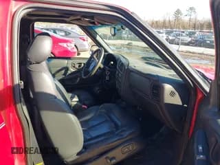 ✅ 1999 Chevrolet Blazer LS • VIN: 1GNDT13W2X2163804 • Lot: 41527624. Wystawiony na IAAI z przebiegiem 185 151 mil. Bezpłatny archiwum sprzedaży aukcyjnych z USA i szczegółowy raport historii pojazdu na DreamBid. Zdjęcie 5.