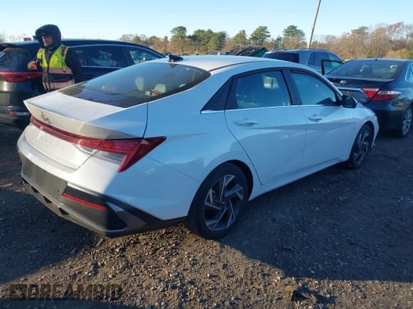 ✅ 2024 Hyundai Elantra Limited • VIN: KMHLP4DG9RU693322 • Lot: 43641580. Wystawiony na IAAI z przebiegiem 5 248 mil. Bezpłatny archiwum sprzedaży aukcyjnych z USA i szczegółowy raport historii pojazdu na DreamBid. Zdjęcie 4.