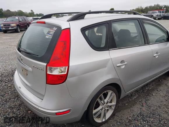 2010 Hyundai Elantra GLS z VIN KMHDC8AE1AU056746, wystawiony jako IAAI lot #43211721 z przebiegiem 163 547 mil mil oraz . Historia ofert i sprzedaży dostępna na DreamBid. Obrazek 6.