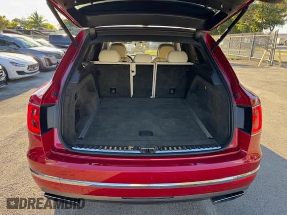 ✅ 2017 Bentley Bentayga W12 • VIN: SJAAC2ZV1HC014037 • Лот: 47256005. Опубликован ранее на Copart с пробегом 36 099 миль. Бесплатный доступ к архиву аукционных продаж из США и подробный отчёт об истории автомобиля на DreamBid. Изображение 11.