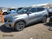 ✅ 2024 Kia Seltos S • VIN: KNDEUCAA9R7585989 • Лот: 69428815. Опубликован ранее на Copart с пробегом 41 122 миль. Бесплатный доступ к архиву аукционных продаж из США и подробный отчёт об истории автомобиля на DreamBid. Изображение 1.