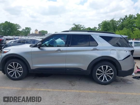 ✅ 2021 Ford Explorer ST • VIN: 1FM5K8GCXMGA95156 • Lot: 42270116. Wystawiony na IAAI z przebiegiem 74 823 mil. Bezpłatny archiwum sprzedaży aukcyjnych z USA i szczegółowy raport historii pojazdu na DreamBid. Zdjęcie 15.
