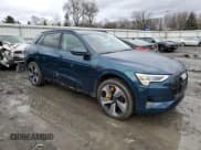 ✅ 2022 Audi e-tron Premium Plus • VIN: WA1LAAGE5NB032014 • Lot: 36308553. Wystawiony na Copart z przebiegiem 11 624 mil. Bezpłatny archiwum sprzedaży aukcyjnych z USA i szczegółowy raport historii pojazdu na DreamBid. Zdjęcie 4.
