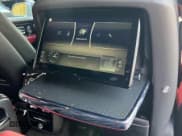 ✅ 2022 Rolls-Royce Cullinan Black Badge • VIN: SLATV8C02NU2121XX • Lot: 49549395. Wystawiony na Copart z przebiegiem 5 245 mil. Bezpłatny archiwum sprzedaży aukcyjnych z USA i szczegółowy raport historii pojazdu na DreamBid. Zdjęcie 7.