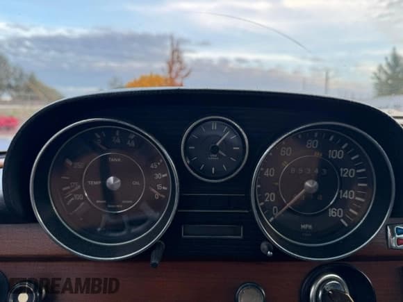 ✅ 1972 Mercedes-Benz 280 • VIN: 10801812088890 • Lot: 93287845. Wystawiony na Copart z przebiegiem 85 343 mil. Bezpłatny archiwum sprzedaży aukcyjnych z USA i szczegółowy raport historii pojazdu na DreamBid. Zdjęcie 8.