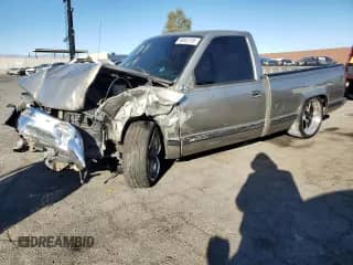 1998 Chevrolet Silverado 1500 with VIN 1GCEC14W2WZ268943, listed as a Copart auction lot 88802795 with 200,938 mi miles and Salvage title. Bid and sale history available at DreamBid. Image 1.
