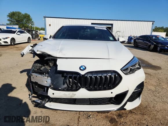 ✅ 2022 BMW 2 Series 228i • VIN: WBA53AK00N7K71264 • Lot: 84657025. Wystawiony na Copart z przebiegiem 55 126 mil. Bezpłatny archiwum sprzedaży aukcyjnych z USA i szczegółowy raport historii pojazdu na DreamBid. Zdjęcie 5.