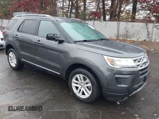 ✅ 2018 Ford Explorer XLT • VIN: 1FM5K8D87JGB50223 • Lot: 43703413. Wystawiony na IAAI z przebiegiem 72 438 mil. Bezpłatny archiwum sprzedaży aukcyjnych z USA i szczegółowy raport historii pojazdu na DreamBid. Zdjęcie 1.