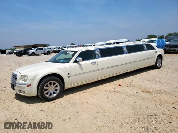 ✅ 2006 Chrysler 300 C • VIN: 2C3KA63H66H112904 • Lot: 56350555. Wystawiony na Copart z przebiegiem 100 530 mil. Bezpłatny archiwum sprzedaży aukcyjnych z USA i szczegółowy raport historii pojazdu na DreamBid. Zdjęcie 1.