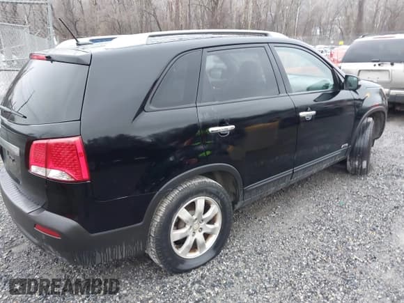 ✅ 2011 Kia Sorento LX • VIN: 5XYKTDA15BG140878 • Lot: 43786709. Wystawiony na IAAI z przebiegiem 219 812 mil. Bezpłatny archiwum sprzedaży aukcyjnych z USA i szczegółowy raport historii pojazdu na DreamBid. Zdjęcie 4.