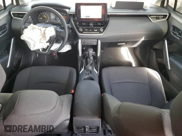 ✅ 2024 Toyota Corolla Cross LE • VIN: 7MUBAAAG9RV110858 • Лот: 54520675. Опубликован ранее на Copart с пробегом 5 727 миль. Бесплатный доступ к архиву аукционных продаж из США и подробный отчёт об истории автомобиля на DreamBid. Изображение 8.