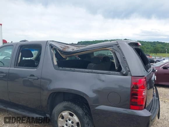 ✅ 2010 Chevrolet Suburban LS • VIN: 1GNUCHE07AR213838 • Lot: 42523274. Listed on IAAI with 251,109 mi. Free auction sales archive from the USA and detailed vehicle history report at DreamBid. Image 6.