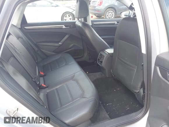 ✅ 2016 Volkswagen Passat SE • VIN: 1VWBT7A3XGC006346 • Lot: 43568441. Wystawiony na IAAI z przebiegiem 122 575 mil. Bezpłatny archiwum sprzedaży aukcyjnych z USA i szczegółowy raport historii pojazdu na DreamBid. Zdjęcie 8.