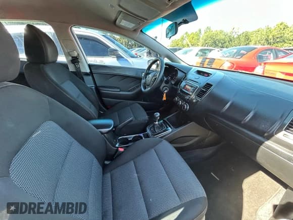 ✅ 2017 Kia Forte LX • VIN: 3KPFK4A74HE037370 • Lot: 92742475. Wystawiony na Copart z przebiegiem 172 479 mil. Bezpłatny archiwum sprzedaży aukcyjnych z USA i szczegółowy raport historii pojazdu na DreamBid. Zdjęcie 5.